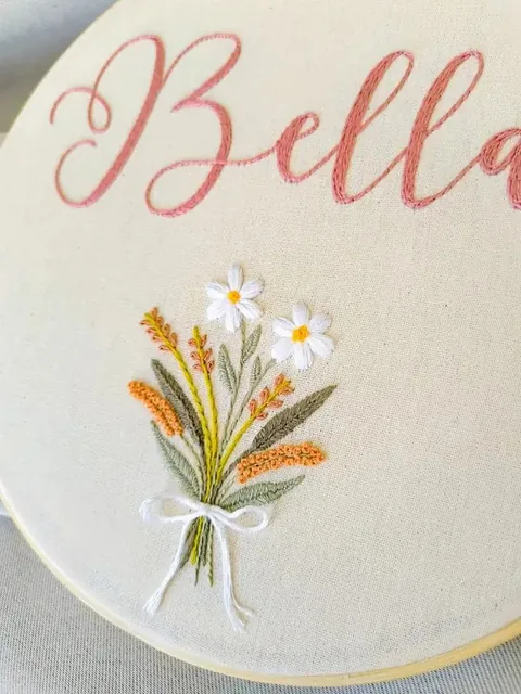 Nome e flores bordados
